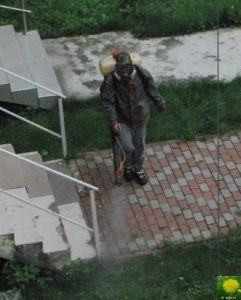 Der Typ mit der Gartenspritze