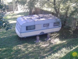 Der Wohnwagen steht frei auf den Ringsteinen
