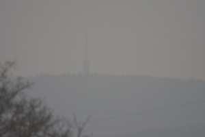 Ein Sendeturm im Dunst...