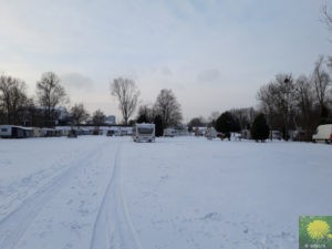 Schnee auf dem Campingplatz