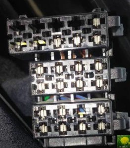 Stecker des Autoradios von Opel