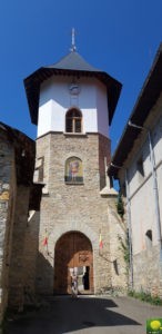 Einer der Eingänge des Klosters führt durch diesen Turm.