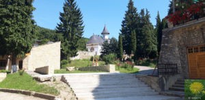 Die neue Kirche durch den Park gesehen