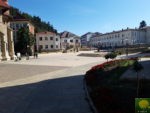 Platz hinter der Kirche