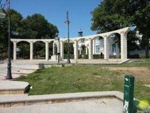 Statue con Mihai Eminescu