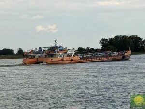 Eine der Fähren auf der Donau