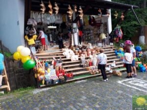 Touristenstand am Hafen des Bicaz Stausees